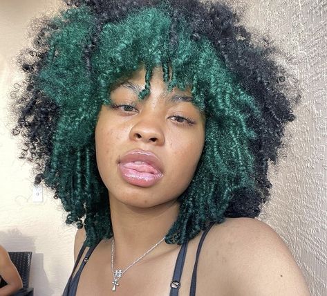 Green Afro Hair Black Women, Green Curly Hair Black Women, Colored 4c Natural Hair, Tips Dyed Hair, Ways To Dye Your Hair Ideas, Dyed Afro Hair, 4c Dyed Hair, Hair Color Ideas Green, Dyed Afro Hair 4c