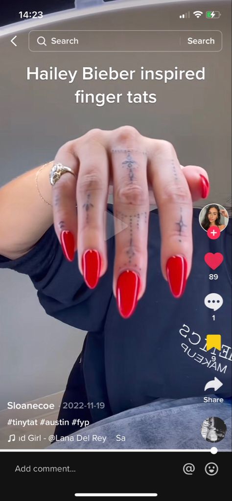 Bailey Bieber Hand Tattoo, Hayley Bieber Hand Tattoo, Sofia Richie Finger Tattoo, Lettering On Fingers Tattoo, Haley Bieber Hand Tattoo, Sofia Richie Hand Tattoo, Sophia Richie Tattoo, Haily Biber Tatoos, Hailey Bieber Finger Tattoos