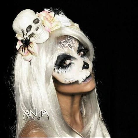 Half sugar  skull Skeleton Bride, Make Up Diy, Makeup Clown, Meme Costume, Skull Face Paint, Halloweenský Makeup, Halloween Make-up Looks, Kostum Halloween, Dead Makeup