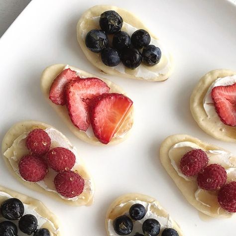 Home & Kind on Instagram: "I always love getting food items I can use in multiple ways to make meal and snack prep more simple. • When a friend told me about these naan bread dippers at Costco, I instantly started thinking of all the fun ways you could turn them into snacks! • So for the next 3 days I’m going to give you my best ideas for these naan dippers. They’re great because you can buy a few packages at a time and store them in the freezer. Then you’ll have several ways to use each package to change things up and add variety. • Today I’m making 🍓naan dipper mini tarts🍓. They are so easy to throw together with marscapone, berries, and a drizzle of honey. See the simple step-by-step in my stories ☝🏼. • And as always, this is #notsponsored, just a product I use and love!" Mini Naan Bread Ideas, Naan Dippers Ideas, Mini Naan Bread, Naan Dippers, Mini Naan, Mini Dessert Recipes, Recipes With Naan Bread, Mini Tarts, Snack Prep