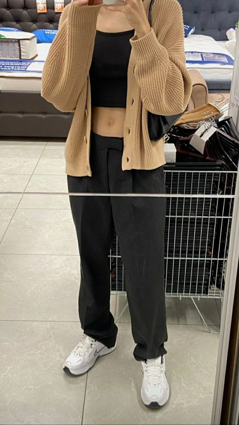 Nike + cardigan + sweatpants Sweatpants And Cardigan Outfits, Cardigan And Sweatpants Outfit, Comfy Cardigan Outfit, Outfit Sweatpants, Sweater Cardigan Outfit, Sweatpants And Sweater, Outfit Cardigan, University Outfit, Sweatpants Outfit