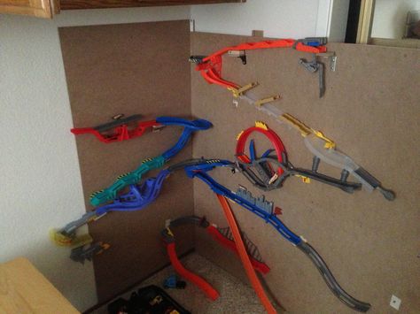 Hot wheels wall tracks makeshift wall build Hotwheels Room Ideas, Hot Wheels Track Storage, Makeshift Wall, Diy Hot Wheels Track, Hot Wheels Track Diy, Hot Wheels Diy, Car Tracks For Kids, Hot Wheels Wall Tracks, Hot Wheels Wall