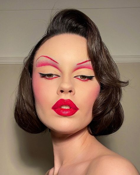 𝐹𝓇𝒶𝓃𝒸𝑒𝓈 on Instagram: “A little rogue @sheglam_official Take a Hint Lip Tint shade 'Love on Tap'. I really am feeling my Shalom Harlow at the moment #SHEGLAM…” Trashy Makeup, Retro Makeup Looks, Retro Shoot, Drag Ideas, Portrait Studies, Susan Sullivan, Take A Hint, Drag Make-up, Shalom Harlow