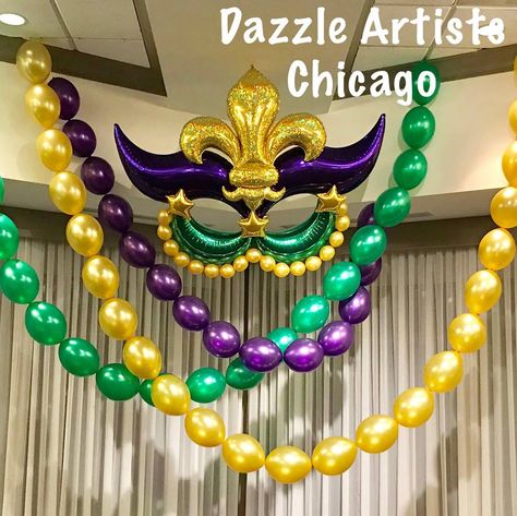 Mardi Gras Bead Garland, Balloon Beads, Hollywood Theme Party Decorations, Madi Gras, Link Balloons, Mardi Gras Party Decorations, Mardi Gras Float, Homecoming Floats, Mardi Gras Centerpieces