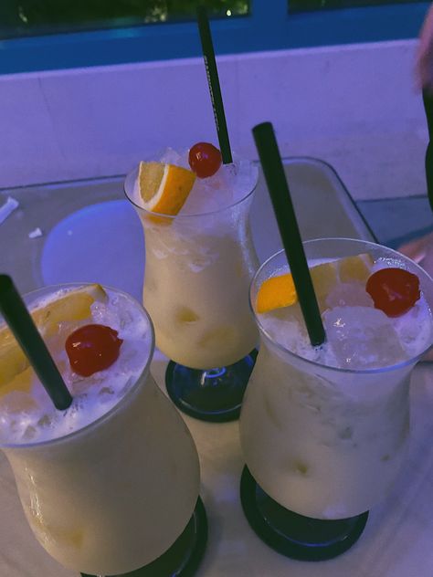 Pina Colada Wallpaper, Piña Colada Aesthetic, Pina Colada Aesthetic, Pina Colada Drinks, Food Wallpaper, Bar Drinks, Pina Colada, Food Obsession, Cafe Food