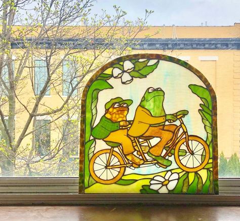 Frog Stained Glass Window, Cute Stained Glass Ideas, Gallery Glass Ideas Diy, Frog And Toad Art, Stained Glass Frog, Stained Glass Ideas, Glass Frog, Glass Window Art, Stained Glass Diy