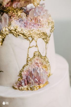 Rose Gold Geode Cake, Geode Wedding Decor, Crystal Cake Ideas, Geode Cupcakes, Crystal Wedding Decorations, Geode Wedding Cake, Geode Cakes, Geode Cake Wedding, Geode Wedding