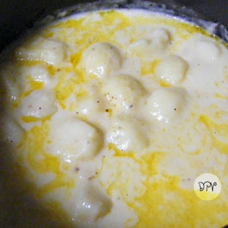 New Potatoes And White Gravy, Potatoes And White Sauce, New Potatoes And Gravy, Stewed Potatoes Old Fashioned, Potatoes In White Sauce, Potatoes With Cream Sauce, White Sauce Recipe, White Sauce Recipes, Hot Potato