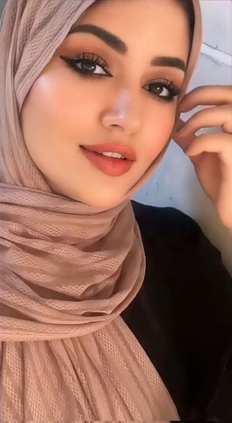 Iranian Beauty, Arabian Beauty Women, Beautiful Dresses Short, Beautiful Muslim Women, Hair And Makeup Artist, Beautiful Hijab, Beautiful Smile Women, Pretty Selfies, Girly Photography