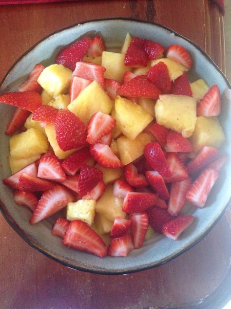 Strawberries And Pineapple, Balanced Diet Meal Plan, Pineapple And Strawberry, Pineapple Strawberry, Fresh Pineapple, Healthy Food Dishes, Fruit Salad Recipes, Healthy Food Motivation, Healthy Lifestyle Food