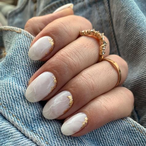 Nails by Triin on Instagram: “Milky white marble.. so dreamy 🤍 Products: BIAB White & BIAB Clear & Daisy all from @the_gelbottle_inc @thegelbottleaus” White And Gold Nails Round, White And Gold Leaf Nails, Gold Leaf Nail Designs, Simple Marble Nails, Gold Leaf Nail Art, Gold Leaf Nails, White Marble Nails, Dainty Nails, Nails Biab