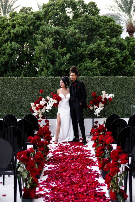 Red Editorial, Dark Red Wedding, Red Gold Wedding, Black Red Wedding, Red Wedding Decorations, Black And White Wedding Theme, Red And White Weddings, Red Wedding Theme, Red Rose Wedding