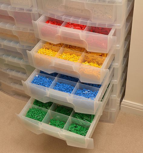 A review of "Really Useful Scrapbook drawers" at brickset.com. They can be configured as a storage tower with sorting trays inside. Lego Sorting, Lego Storage Solutions, Lego Storage Ideas, Lego Storage Organization, Lego Bedroom, Lego Organization, Lego Kits, Lego Display, Lego Table