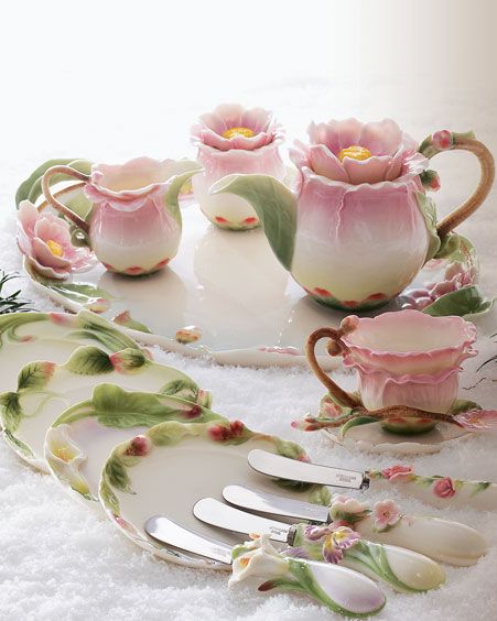 Tea time طقم شاي, Desain Pantry, Tea Cups And Saucers, Pretty China, Teapots And Cups, Rose Tea, Tee Set, Chocolate Pots, Cups And Saucers