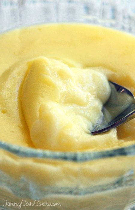 Custard Pudding recipe from Jenny Jones (JennyCanCook) - Quick and easy: only 4 ingredients for a delicious dessert or filling. Homemade Custard Recipe, Custard Recipe Easy, Mousse Dolce, Easy Custard, Pudding Custard, Easy Puddings, Custard Recipe, Homemade Custard, Homemade Pudding