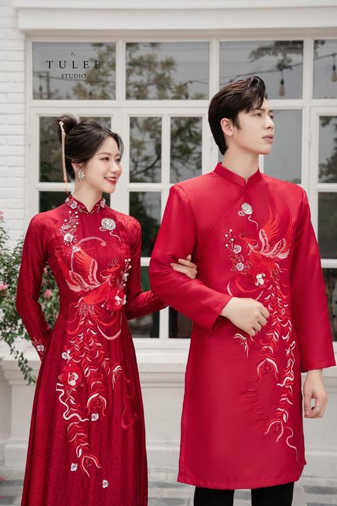 Bridesmaid Ao Dai, Ao Dai Red, Wedding Ao Dai, Vietnamese Wedding Dress, Vietnamese Tea, Vietnamese Wedding, Chinese Tea Ceremony, Newly Wed, Vietnamese Dress