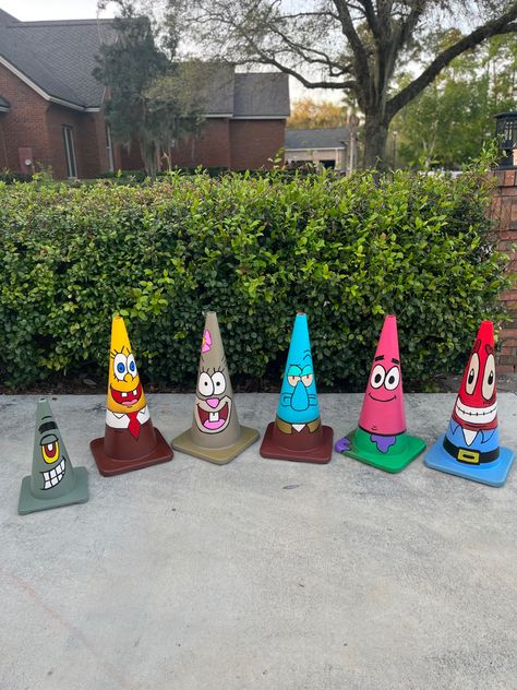 Spongebob Cone Painting, Spongebob Traffic Cone, Mini Traffic Cone Painting Ideas, Cone Art Ideas, Cute Wooden Projects, Traffic Come Paintings Ideas, Paint Traffic Cone, Fun Things To Make Out Of Cardboard, Traffic Cone Painting Ideas Aesthetic