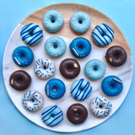 Instagram: ohlalamacaronspv blue mini donuts #minidonuts #minidonut #minidonas #minidona #bluedonuts Blue Donuts With Sprinkles, Mini Donut Name Ideas, Blue Donut Cake, Donut Ideas Decoration, Mini Doughnut Ideas, Mini Donuts Decoration, Mini Donuts Ideas, Mini Donut Recipe, Donuts Ideas