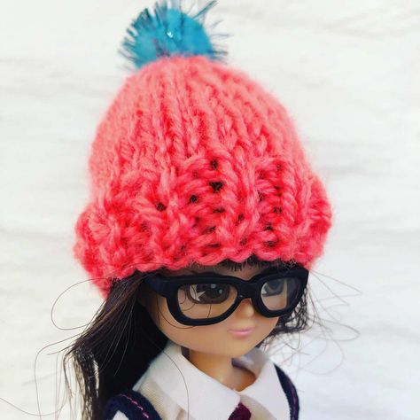 Pieces By Aideen: A hat for Lottie doll *free knit pattern Hats For Dolls Free Pattern, Knit Doll Hat, Lottie Doll, Free Knit Pattern, Bright Clothes, Small Knitting Projects, Knit Doll, Barbie Knitting Patterns, Barbie Hat