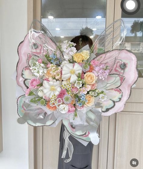 Butterfly Bouquet, Luxury Flower Bouquets, Pola Manik, Fancy Flowers, Flower Bouquet Diy, Boquette Flowers, Diy Roses, Nothing But Flowers, Flowers Bouquet Gift