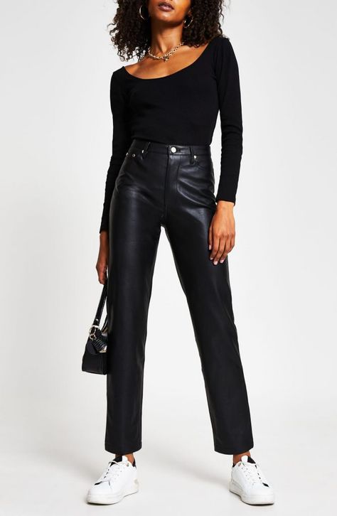 Leather Jeans Outfit, Leather Pants Outfit Casual, Black Leather Pants Outfit, Trousers Outfit Casual, Aw Outfits, How To Style Leather Pants, Faux Leather Pants Outfit, Leather Trousers Outfit, Black Trousers Women