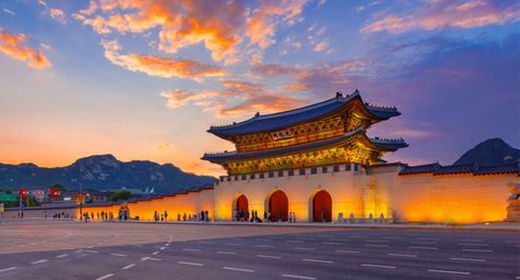 Korea has a long & proud history, and visitors can discover it at the massive Gyeongbokgung Palace in Seoul. Korea Desktop Wallpaper, Gyeongbokgung Palace Aesthetic, Urban Reference, Palace Aesthetic, Gyeongbokgung Palace, European Palace, Visit Seoul, Train Journey, Windsor Castle