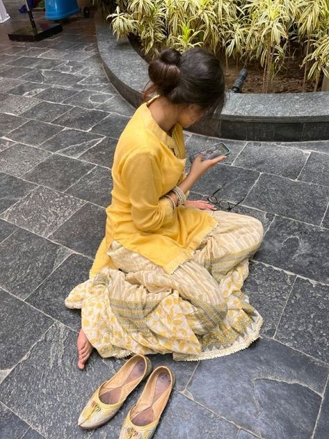 Log in to Twitter / X South Asian Women Fashion, Aesthetic Indian Poses, Indian Fits Aesthetic, Indian Dress Aesthetic, South Indian Outfits, Brown Girl Aesthetic Indian, Aesthetic Indian Outfit, Desi Aesthetic Outfit, South Asian Outfits