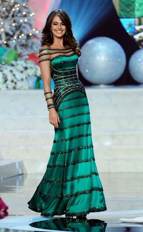 This stunning gown worn by Miss Venezuela 2012 Irene Esser...Emerald green with crystal detailing designed by Venezuelan Pageant Gown designer Gionni Straccia Miss Universe Gowns, Miss Universe 2012, Pageant Life, Miss Venezuela, Miss Usa, Olivia Culpo, Pageant Gowns, Usa Dresses, Miss Universe