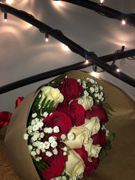 Atl White With Glitter, Red Flower Bouquet, White Rose Bouquet, Red And White Roses, Red Rose Bouquet, Glitter Roses, Bouquet Wrap, How To Wrap Flowers, White Glitter