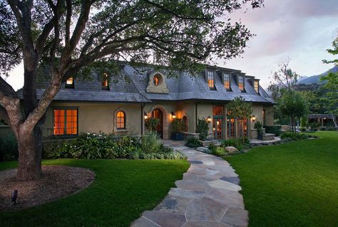 Ultra-charming French country home in Montecito, California French Country Exterior Homes, Living Arrangements, French Provincial Home, French Country Exterior, Montecito California, Hamptons Style Homes, Hamptons Style Home, French Country Modern, Led Landscape Lighting