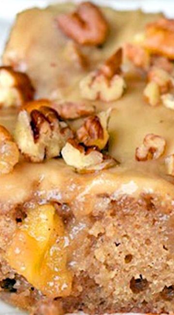 Caramel Apple Sheet Cake Caramel Apple Sheet Cake Recipe, Caramel Apple Sheet Cake, Apple Sheet Cake Recipe, Apple Sheet Cake, Apple Dessert Recipes Easy, Volunteer Ideas, Apple Treats, Salted Caramel Recipes, Spiced Cake