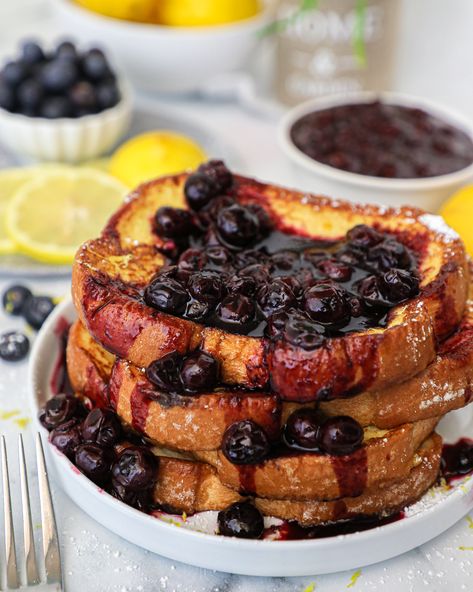 Thick and fluffy slices of french toast with a tangy lemony twist! This easy recipe is made in minutes and is the perfect summer breakfast! Lemon French Toast, Blueberry Sauce Recipe, Sourdough French Toast, French Bread French Toast, Cinnamon Banana Bread, Delicious French Toast, Blueberry Compote, Berry Compote, Blueberry French Toast