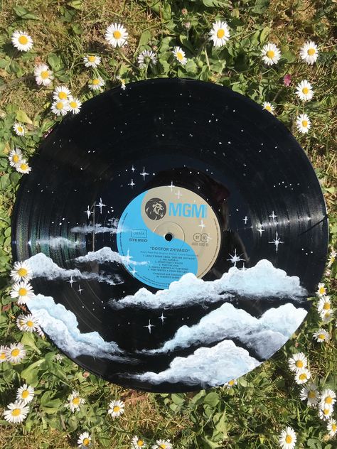 Moon Record Painting, Vinyl Paintings Aesthetic, Painted Vinyl Records Wall Art Aesthetic, Vinyl Disc Art, Simple Circle Paintings, Paintings On Records Vinyls, Painting Vynil Records, Vynil Paintings, Vinyl Disc Aesthetic