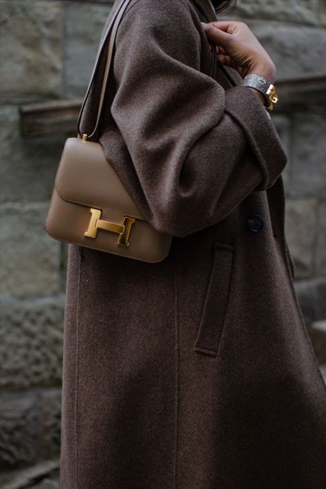 Hermes Constance 18 outfit idea and Hermes Collier de Chien 24. Brown Coat Outfit, Estilo Preppy Chic, Tas Fashion, Hermes Constance, Winter Mode, Going Viral, Mode Ootd, Ținută Casual, Brown Coat