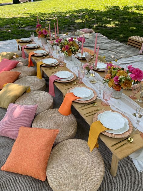 Fun citrus colored table setting. Perfect for summer months. Galentines Aesthetic, Elegant Picnic, Lunch Table Settings, Picnic Table Decor, Yellow Picnic, Pink Table Settings, Colorful Picnic, Brunch Table Setting, Backyard Table