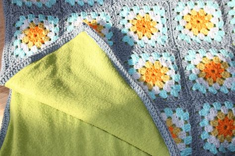 Backing a crochet blanket with fleece Crocheted Blanket, Manta Crochet, Love Crochet, Granny Squares, Crochet Edging, Crochet Granny, Crochet Techniques, Learn To Crochet, Crochet Blanket Patterns