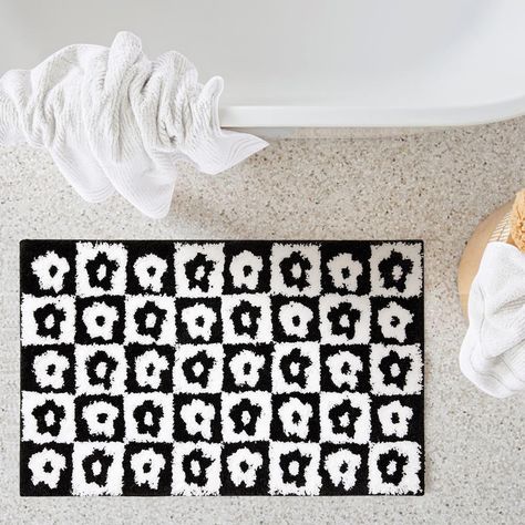 PRICES MAY VARY. -- CUTE BATH MAT -- The checkered design on this checkerboard bathroom rug gives your house a retro atmosphere. For a modern take of the traditional design abstract flower design are added to the plaid pattern which gives a finishing touch to any space -- NON SLIP FLORAL BATH RUG -- Has upgraded the boho bathroom mat anti-skid features, adding thousands of anti-skid points on the back of the holiday area rug to prevent it from slipping or folding over when stepping on it -- HIGH Funky Aesthetic, Aesthetic Bath, Flower Bath Mat, Bathroom Runner Rug, Cute Bath Mats, Floral Bathroom, Tub Bathroom, Flower Bath, Knit Edge