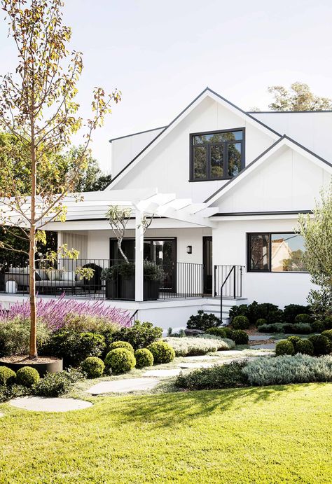 Cloud pruning elevates this Australian-style Hamptons garden Hamptons Garden, Cloud Pruning, Hampton Garden, Australian Garden Design, Australian Garden, Garden House, Australian Homes, Country Gardening, Facade House