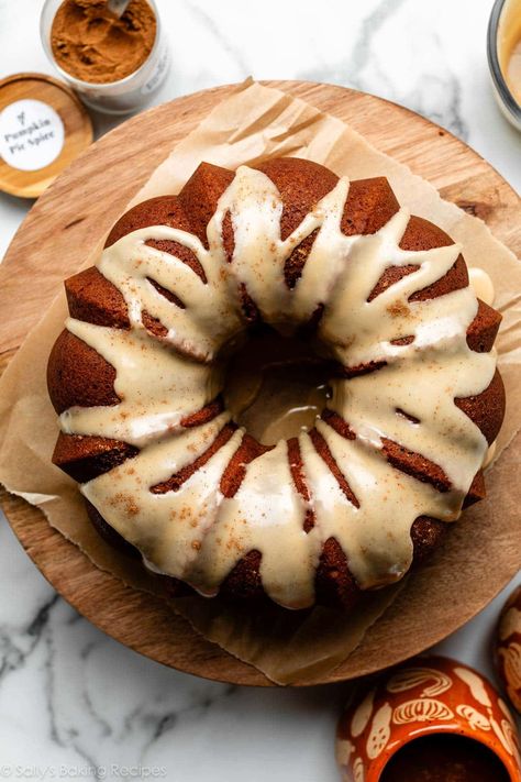 Pumpkin Bundt Cake Recipes, Maple Icing, Buns In My Oven, Pumpkin Bundt, Butter Glaze, Pumpkin Bundt Cake, Pumpkin Cake Recipes, Sally's Baking, Vegetarian Cake