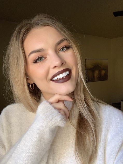 Dark Lipstick Blonde Hair, Dark Lipstick Looks Blondes, Dark Lipstick Outfit, Dark Brown Lipstick, Dark Lipstick Colors, Latte Makeup, Vampy Makeup, Vampy Lips, Tessa Young