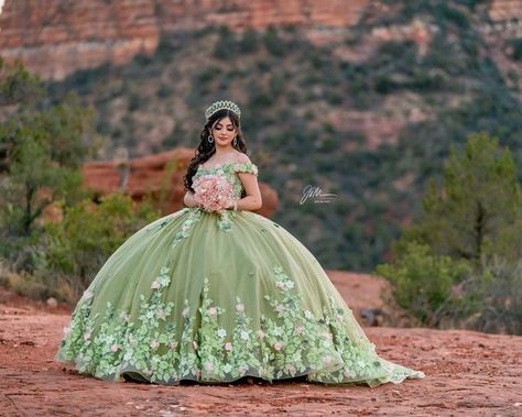 Tiana Quince, Quinceanera Dresses 2023, Quinceanera Dresses Green, Quinceñera Ideas, Quince Photoshoot, Princess Sweet 16, Quinceanera Dresses Red, Quinceanera Theme, Green Quinceanera