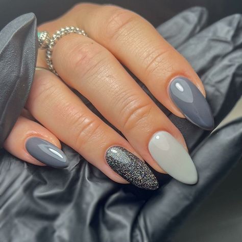 Grey Nail Ideas, Light Gray Nails, Nail Designs For Fall, Grey Nail Art, Trendy Manicure, Grey Nail, Grey Nails, Grey Nail Designs, Glitter Accent Nails