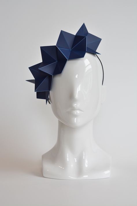 Paper Headpiece, Origami Hat, Geometric Patterns Drawing, Eco Dresses, Math Design, Carnaval Costume, Foto 3d, Geometric Fashion, Book Page Crafts