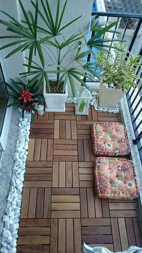 Klein Balkon Decor, Balcon Mic, Diy Small Apartment, Small Apartment Balcony Ideas, Terrasse Design, Balkon Decor, Apartment Balcony Garden, Tiny Balcony, Balcony Design Ideas