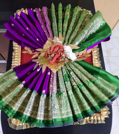 Saree Tray Decoration Ideas, Biyer Totto Decoration, Totto Decoration Ideas, Totto Decoration Ideas Bengali, Saree Decoration Ideas Wedding, Saree Gift Packing Ideas, Saree Packing Ideas Wedding Gift Packaging, Saree Packing Ideas Wedding, Indian Wedding Giveaways