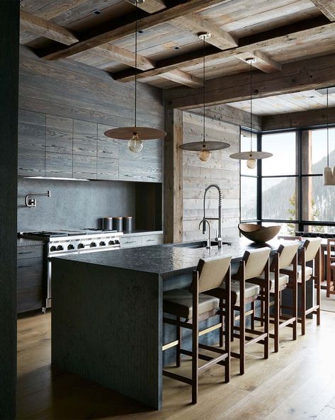 Stylish Mountain Getaway-Pearson Design Group-05-1 Kindesign Ski House Kitchen, Modern Ski House, Chalet Kitchen, Stone Kitchen Island, Mountain Kitchen, Kitchen Mood Board, Modern Mountain Home, Ski House, Cabin Kitchens