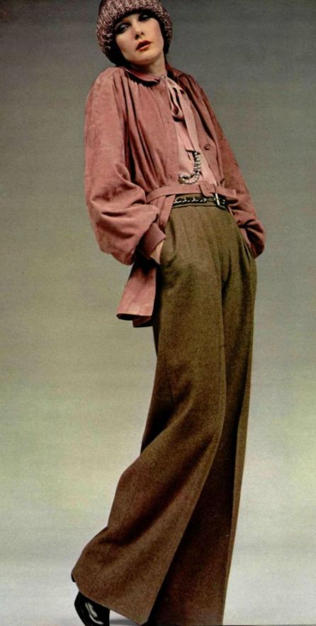 1972 - Yves Saint Laurent early 70s vintage fashion style casual ease elegance day wear pants blouse light jacket hat trousers pleated pink silk wool Mode Retro, 70s Vintage Fashion, Fashion 1970s, Fashion 70s, Vintage Mode, 1970s Fashion, 1920s Fashion, Moda Vintage, Mode Inspo