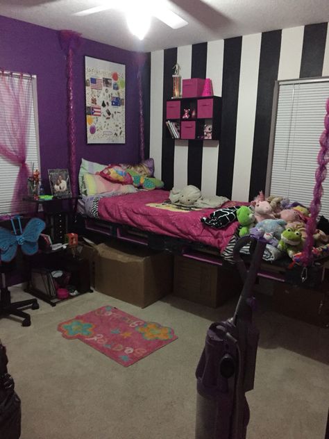 Emo Rooms 2000s, Emo Room Aesthetic Bedroom, Scene Room 2000s, Scene Kid Room Ideas, Scene Room Aesthetic, Scene Bedroom Ideas, Scene Room Ideas, Scenecore Room, Scene Room Emo