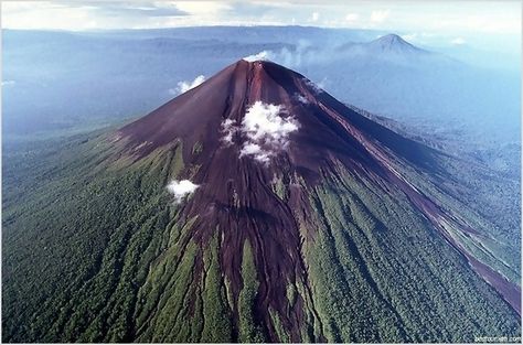 Ulawun volcano. Papua New Guinea. Photography by Brett Crane Edge Of The Universe, Mauna Loa, Egyptian Pyramids, Lava Flow, Active Volcano, Science Experiments, Mountain Landscape, Planet Earth, Nature Travel