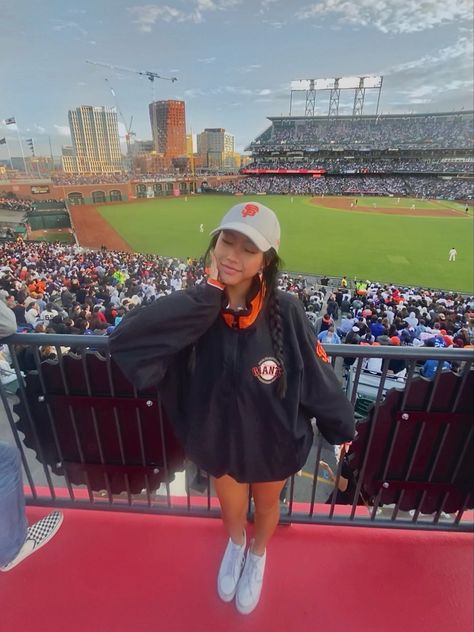 Poseinspo | Giants | baseball | OraclePark | Californa | San Francisco | summer | summer outfit | baseball cap | baseball game | outfitsociety | cute outfit | summerlookbook | ootd| pinterestinspired | game day | outfitinspo | Football Game Outfit With Hat, Mlb Cap Outfit Women, Summer Baseball Outfits, Aesthetic Baseball Game Outfit, Sf Giants Game Outfit, San Francisco Giants Outfit Woman, Angels Game Outfit, Giants Game Outfit Women, Sf Giants Outfit Women